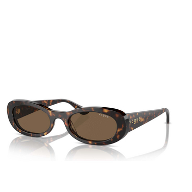 Vogue VO5582S Sunglasses W65673 dark havana - three-quarters view