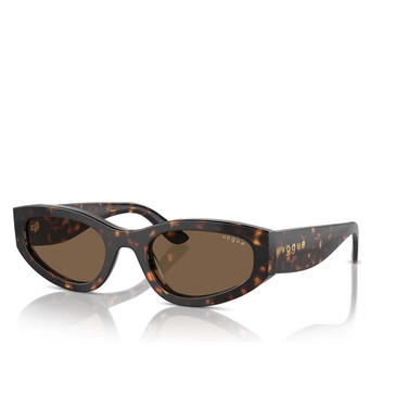 Vogue VO5585S Sunglasses W65673 dark havana - three-quarters view