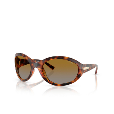 Vogue VO5606S Sonnenbrillen W656T5 dark havana - Dreiviertelansicht