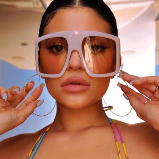 Kylie Jenner avec des lunettes de soleil masque