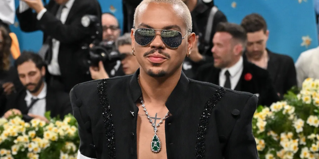 Evan Ross con occhiali da sole aviator al Met Gala 2025