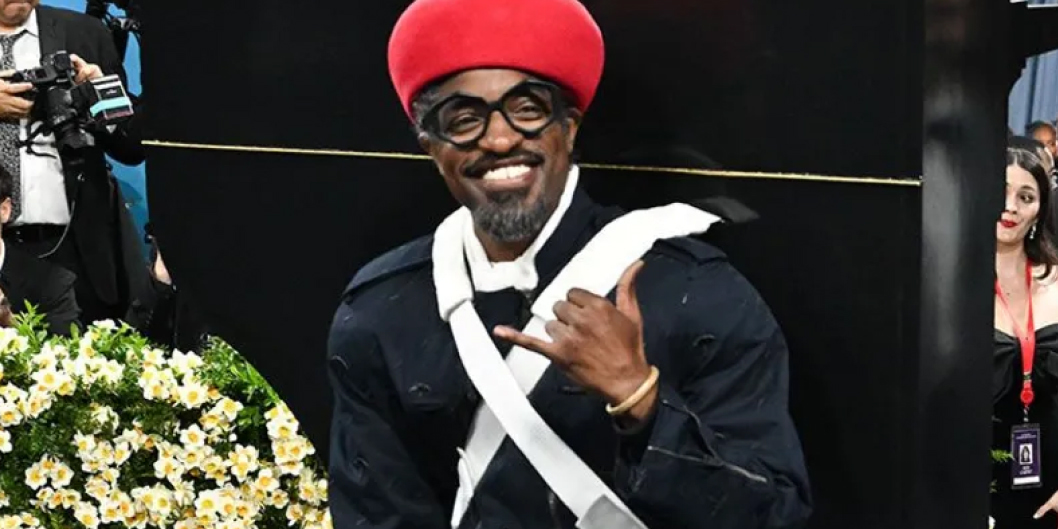 André 3000 con occhiali da vista geometrici neri al Met Gala 2025
