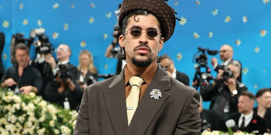 Bad Bunny con micro occhiali da sole al Met Gala 2025