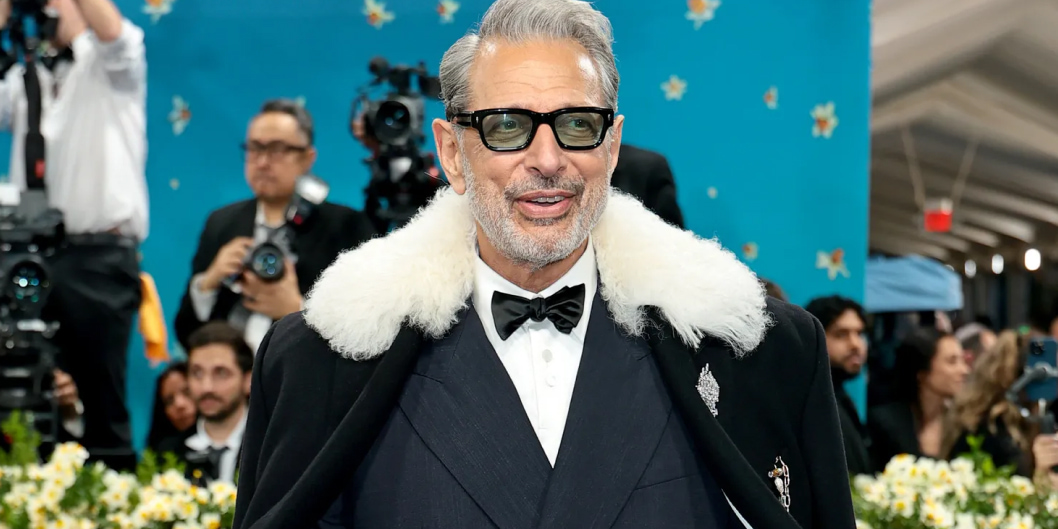 Jeff Goldblum con occhiali da sole squadrati al Met Gala 2025