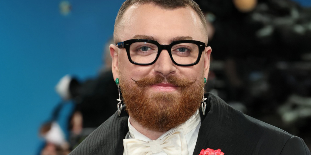 Sam Smith con occhiali da vista neri al Met Gala 2025