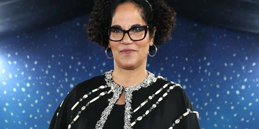 Monica L. Miller con occhiali da vista cat-eye neri al Met Gala 2025