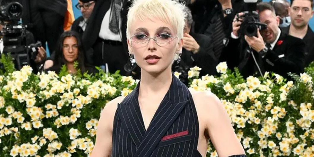 Emma Chamberlain con occhiali da vista argento al Met Gala 2025