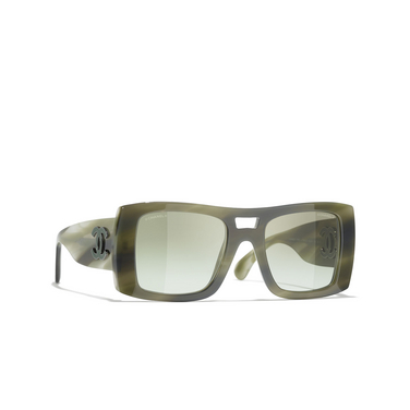 CHANEL quadratische sonnenbrille 1796S3 striped green - Dreiviertelansicht