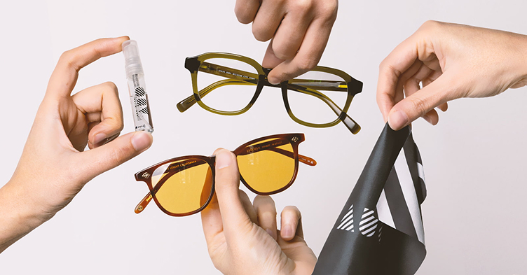 Différentes mains tenant des lunettes, un chiffon de nettoyage et un spray nettoyant