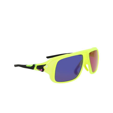 Nike FLYFREE SOAR Sunglasses 702 matte volt / infrared mir / clear - three-quarters view