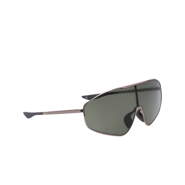 Gafas de sol Nike IF0986X 021 gunmetal / green - Vista tres cuartos