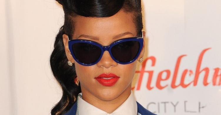 Rihanna mit Schmetterlings-Sonnenbrille