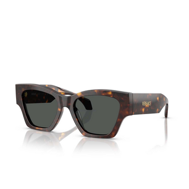 Occhiali da sole Versace VE4492U 108/87 dark havana - tre quarti