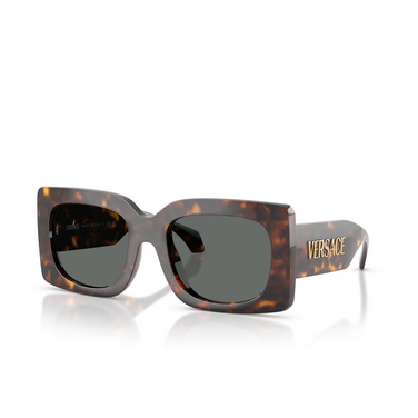 Occhiali da sole Versace VE4496U 108/87 havana - tre quarti