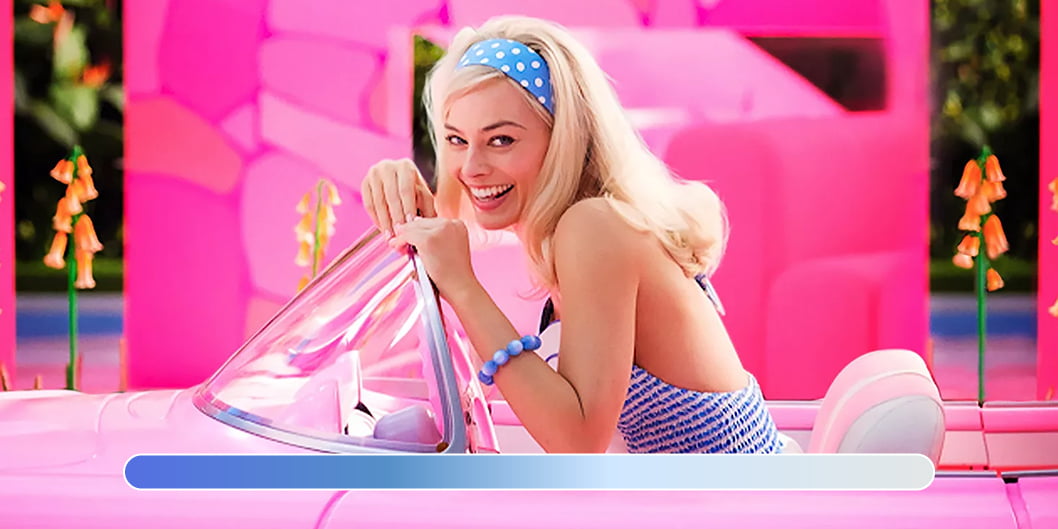 Il look retrò bianco e blu di Margot Robbie nel film di Barbie.