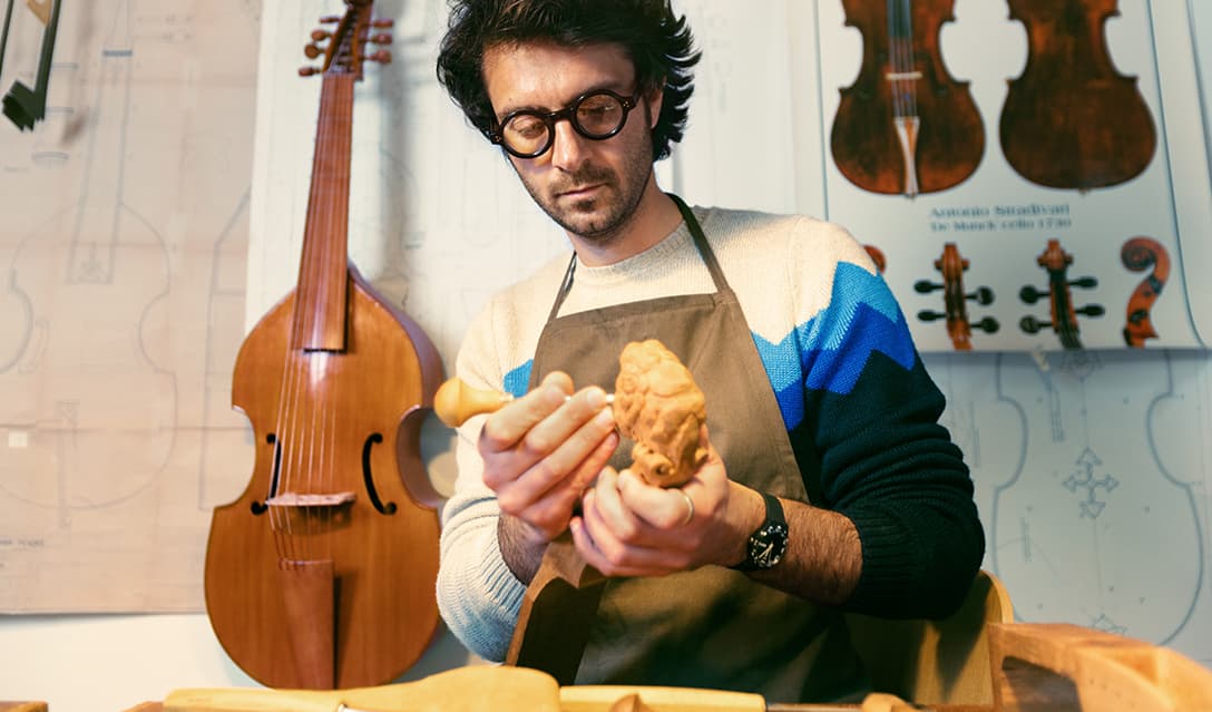 Gianfranco crafting a viola da gamba