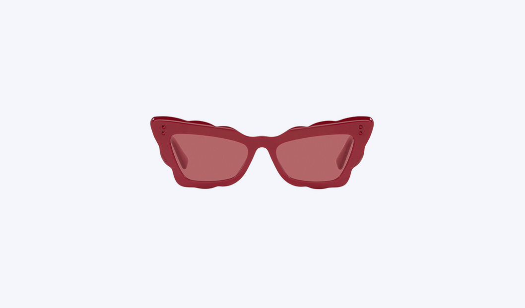 Gli occhiali rossi di Valentino indossati da Camille Razat in Emily in Paris, ora non più disponibili.