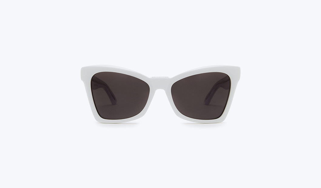Ispirati a Emily in Paris: occhiali da sole cat-eye bianchi di Balenciaga