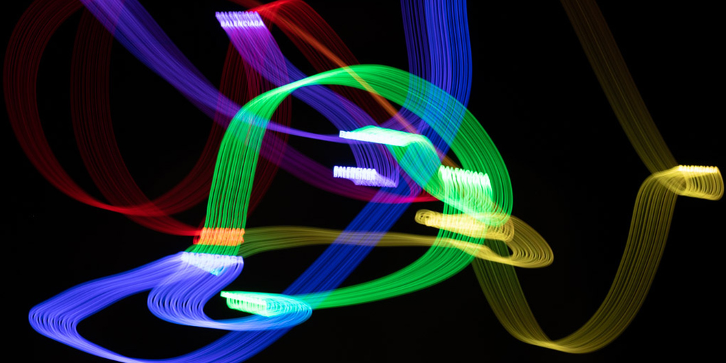 Giochi di luce colorata con i Balenciaga LED frame