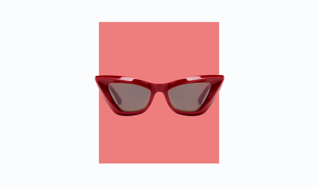 Tendenze occhiali da sole autunno 2022: modello BV1101S di Bottega Veneta in rosso ciliegia