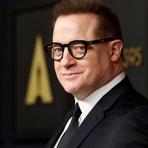 Brendon Fraser’s wear’s black-rimmed eyeglasses at the 95th Annual Academy Awards.