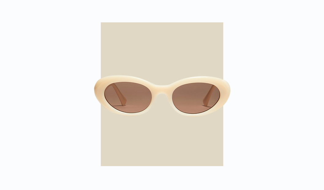 Tendenze occhiali da sole autunno 2022: modello LE di Gentle Monster in bianco crema