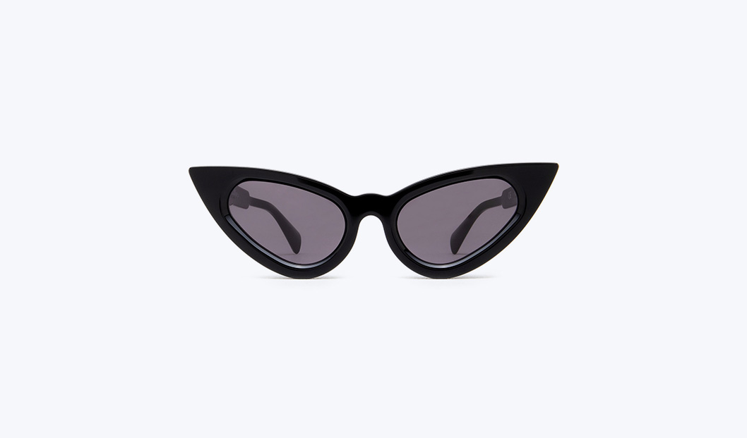 Ispirati a Emily in Paris: occhiali da sole cat-eye neri di Kuboraum