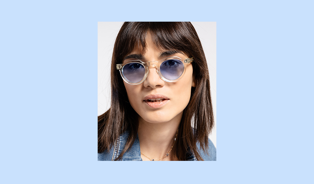 Tendenze occhiali da sole autunno 2022: modello Crown Panto x Mia Burton di Lesca in sfumature di azzurro