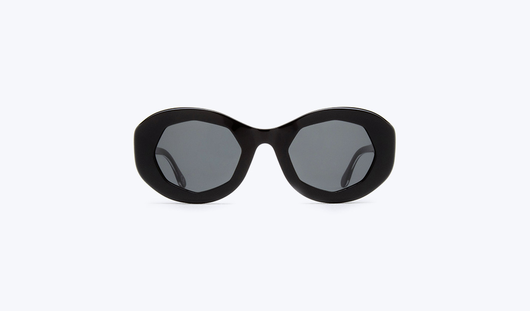 Ispirati a Emily in Paris: occhiali da sole neri Mount Bromo di Marni