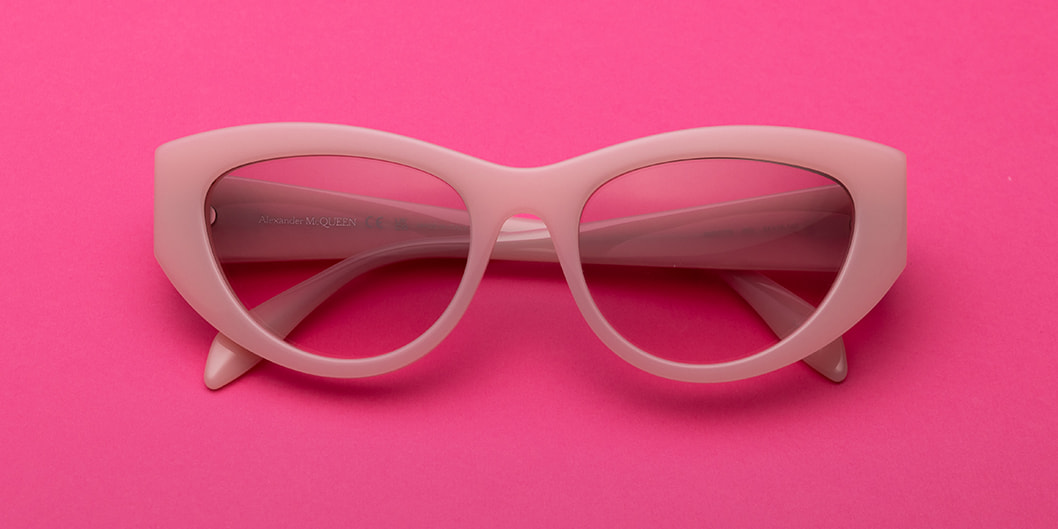 Gli occhiali cat-eye rosa sono il trend del momento