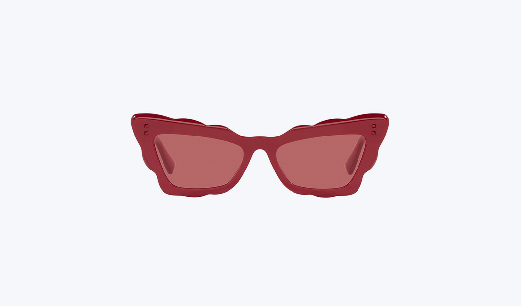 Acquista gli occhiali da sole rossi di Valentino indossati da Camille Razat in Emily in Paris