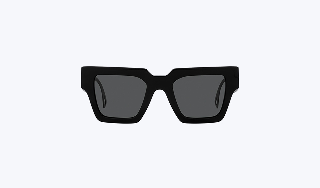Ispirati a Emily in Paris: occhiali da sole oversize squadrati di Versace
