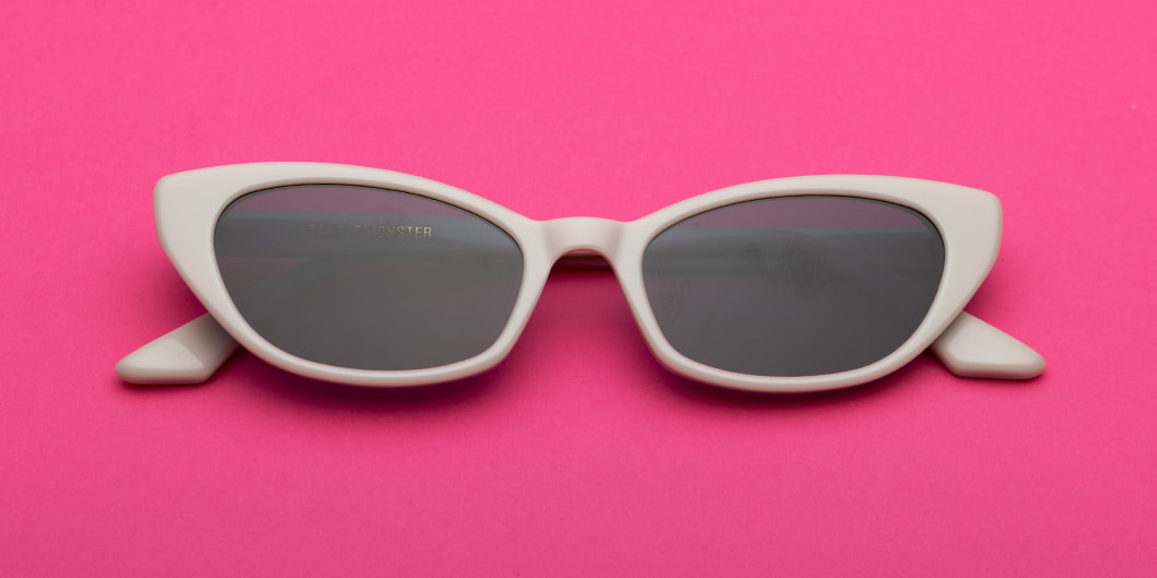 Sempre in trend: occhiali cat-eye bianchi
